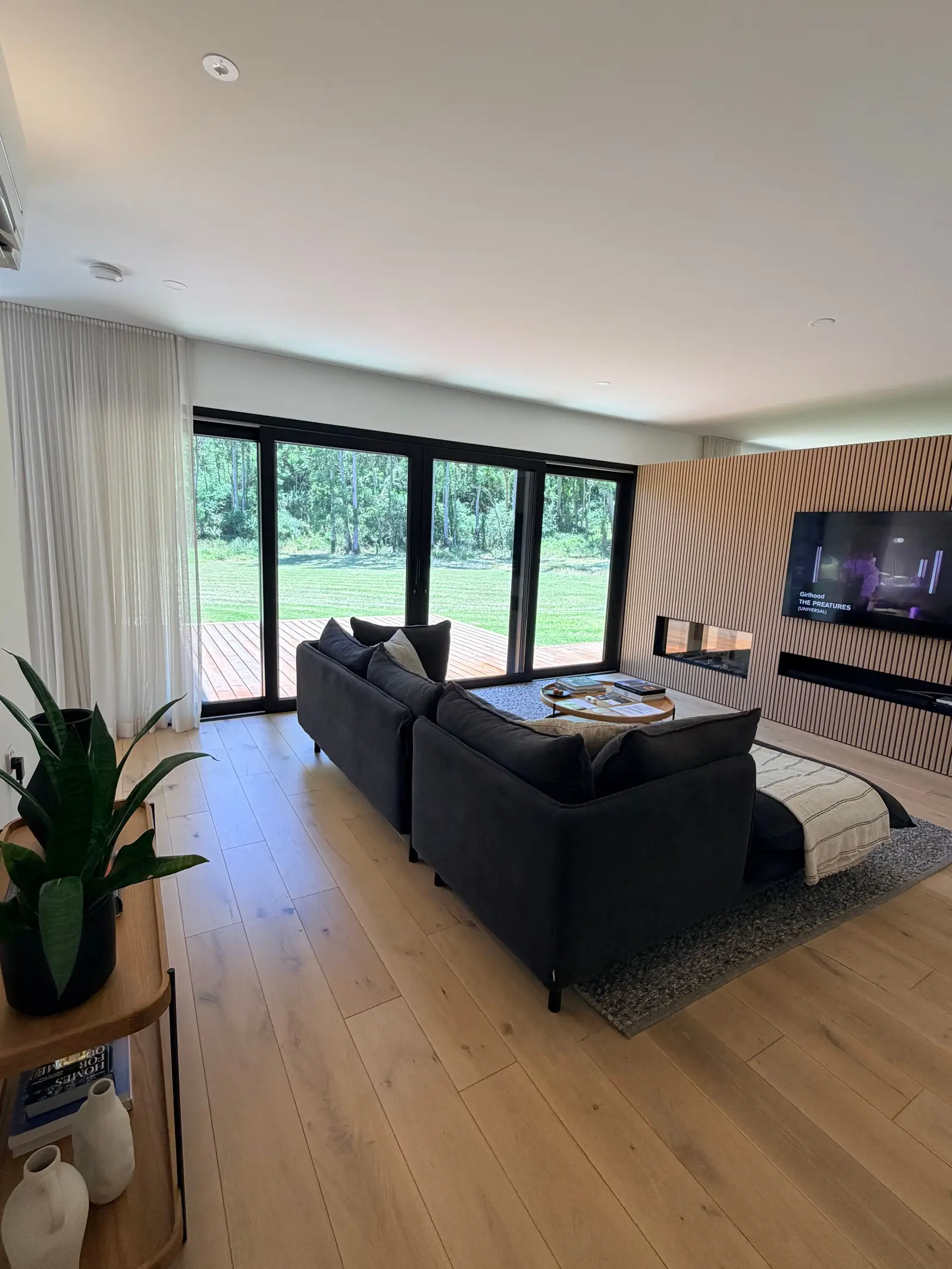 Contemporary living room with floor-to-ceiling glass onto the vines at Cedars Mount View